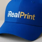 Șapcă albastru regal personalizată cu nume – detaliu text alb-auriu clar pe material premium, personalizare elegantă și durabilă