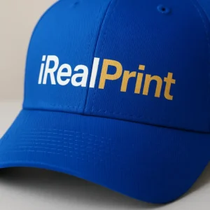 Șapcă albastru regal personalizată cu nume – detaliu text alb-auriu clar pe material premium, personalizare elegantă și durabilă