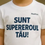 Tricou copii personalizat alb – vedere din spate, design curat și simplu, ideal pentru personalizări creative sau logo discret