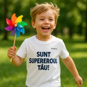 Tricou copii personalizat alb – grup de copii zâmbitori purtând tricouri cu mesaj „Sunt supereroul tău!”, simbol al bucuriei, prieteniei și energiei pozitive