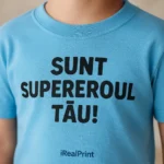 Detaliu personalizare pe tricou copii albastru azur cu textul „Sunt supereroul tău!” – imprimeu clar, contrast puternic și calitate premium iRealPrint
