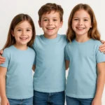 Trei copii purtând tricouri albastre deschise personalizabile – fundal curat, aspect uniform și delicat