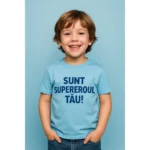 Băiețel zâmbitor purtând tricou personalizat albastru deschis – design vesel cu mesaj amuzant
