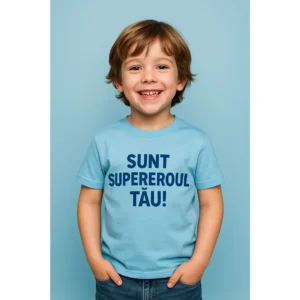 Băiețel zâmbitor purtând tricou personalizat albastru deschis – design vesel cu mesaj amuzant