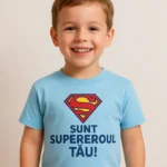 Tricou copii albastru deschis cu imprimeu supererou – personalizare colorată și mesaj „Sunt supereroul tău”