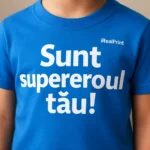 Tricou copii personalizat albastru – detaliu apropiat cu mesajul „Sunt supereroul tău!”, imprimeu clar aplicat prin transfer termic de calitate