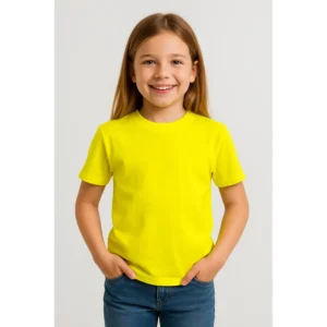 Tricou copii personalizat galben lămâie iRealPrint – fetiță zâmbitoare purtând tricou simplu, fundal alb neutru, culoare galben intens, stil vesel și creativ.