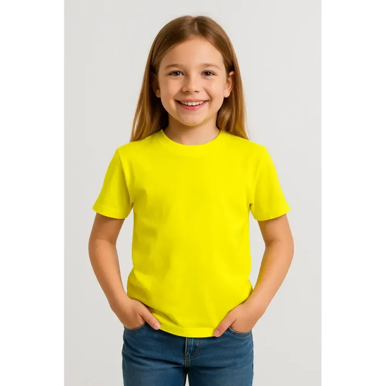 Tricou copii personalizat galben lămâie iRealPrint – fetiță zâmbitoare purtând tricou simplu, fundal alb neutru, culoare galben intens, stil vesel și creativ.