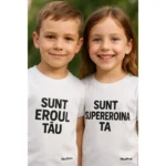 Tricou copii personalizat gri deschis iRealPrint – portret apropiat cu băiat și fată purtând mesaje Sunt eroul tău și Sunt supereroina ta, fundal natural verde, zâmbete inocente și claritate vizuală premium.