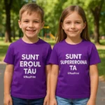 Tricouri copii personalizate mov cu mesaje 'Sunt eroul tău' și 'Sunt supereroina ta', purtate de băiat și fată într-un parc – personalizare transfer termic iRealPrint, stil elegant și expresiv
