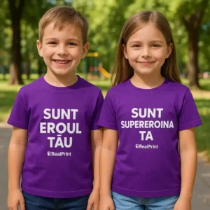 Tricouri copii personalizate mov cu mesaje 'Sunt eroul tău' și 'Sunt supereroina ta', purtate de băiat și fată într-un parc – personalizare transfer termic iRealPrint, stil elegant și expresiv