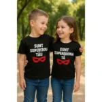 Tricouri copii negre personalizate cu mesaj „Sunt supereroul tău / Sunt supereroina ta”, imprimeu alb cu mască roșie, iRealPrint, contrast puternic, fundal parc, bumbac unisex