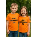Copii purtând tricouri personalizate orange cu mesaje „Sunt supereroul tău” și „Sunt supereroina ta”, imagine lifestyle în parc – energie și vizibilitate maximă.
