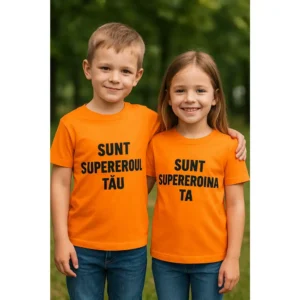 Copii purtând tricouri personalizate orange cu mesaje „Sunt supereroul tău” și „Sunt supereroina ta”, imagine lifestyle în parc – energie și vizibilitate maximă.