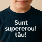 Detaliu imprimeu alb pe tricou copii albastru navy – personalizare clară prin transfer termic