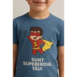 Tricou copii personalizat denim iRealPrint – prim-plan băiat purtând tricou albastru cu supererou desen animat și mesaj „Sunt supereroul tău!”, imprimeu clar și culori vii.