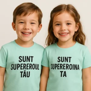 Tricou copii personalizat frost iRealPrint – frate și soră purtând tricouri pastel cu mesaje „Sunt supereroul tău” și „Sunt supereroina ta”, zâmbete autentice și design jucăuș.