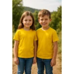 Tricou copii personalizat galben iRealPrint – băiat și fată purtând tricouri galbene, fundal natural luminos, zâmbete autentice, energie pozitivă și stil natural.
