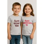 Tricou copii personalizat gri deschis iRealPrint – băiat și fată purtând mesaje Sunt eroul tău și Sunt supereroina ta, fundal alb, energie pozitivă, echilibru vizual și contrast elegant pentru personalizări moderne.