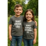 tricou copii personalizat gri închis – close-up mesaj „Sunt eroul tău / Sunt supereroina ta”, bumbac premium iRealPrint, contrast alb clar în parc