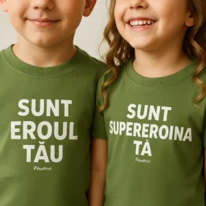 tricou-copii-personalizat-kaki-closeup-personalizare – prim-plan pe detaliul de personalizare albă „Sunt eroul tău / Sunt supereroina ta” pe fundal kaki, bumbac moale, contrast clar iRealPrint