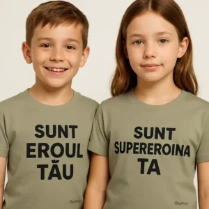 Tricouri copii personalizate kaki deschis cu mesaje 'Sunt eroul tău' și 'Sunt supereroina ta', imprimeu negru transfer termic iRealPrint – naturalețe, stil discret și personalizare clară