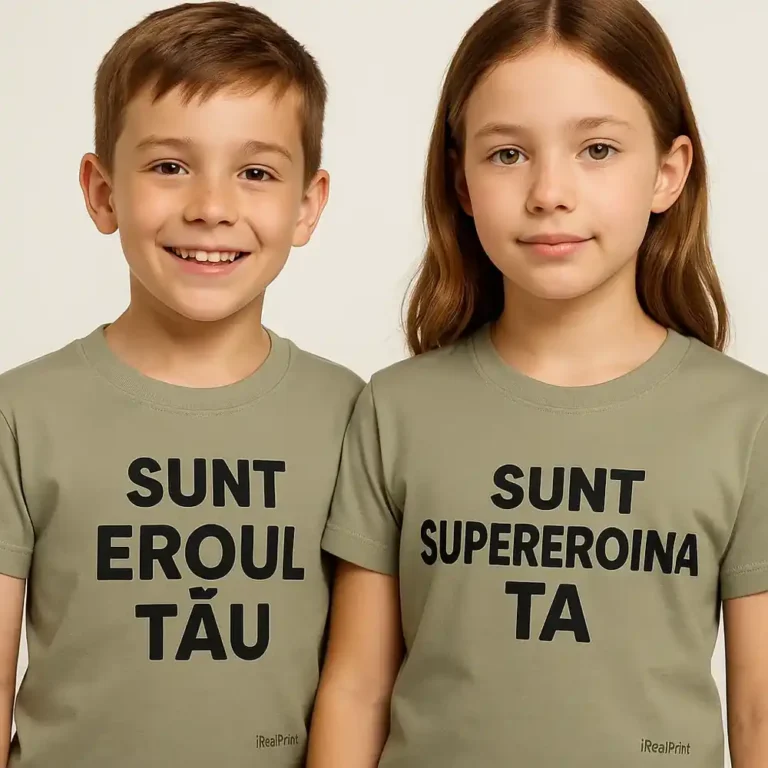 Tricouri copii personalizate kaki deschis cu mesaje 'Sunt eroul tău' și 'Sunt supereroina ta', imprimeu negru transfer termic iRealPrint – naturalețe, stil discret și personalizare clară