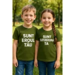 Tricouri copii personalizate militar cu mesaje 'Sunt eroul tău' și 'Sunt supereroina ta', purtate de băiat și fată în parc – personalizare transfer termic iRealPrint, rezistente și expresive