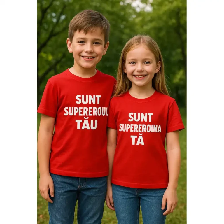 Tricou copii personalizat roșu, purtat de frate și soră, mesaj alb „Sunt supereroul tău / Sunt supereroina ta!”, fundal natură, brand iRealPrint.