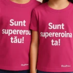 Prim-plan pe tricouri copii personalizate roz zmeură cu mesaje „Sunt supereroul tău” și „Sunt supereroina ta”, imprimeu alb clar