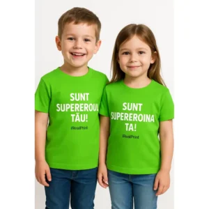 Băiat și fată purtând tricouri personalizate verde măr cu mesaje „Sunt supereroul tău” și „Sunt supereroina ta”, fundal alb studio