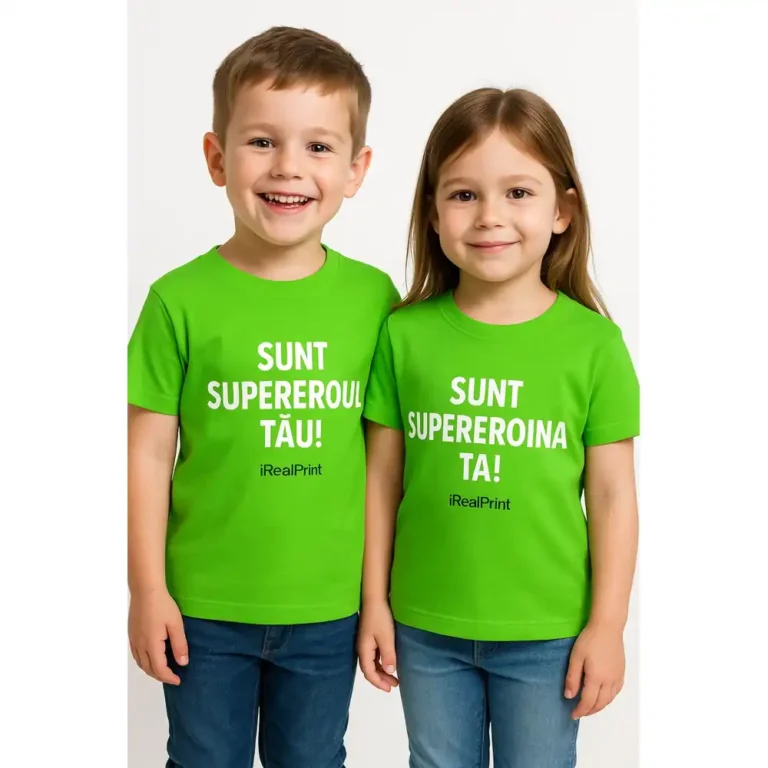 Băiat și fată purtând tricouri personalizate verde măr cu mesaje „Sunt supereroul tău” și „Sunt supereroina ta”, fundal alb studio