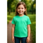 Fetiță zâmbitoare purtând tricou copii personalizat verde mentă din bumbac, fundal natural parc