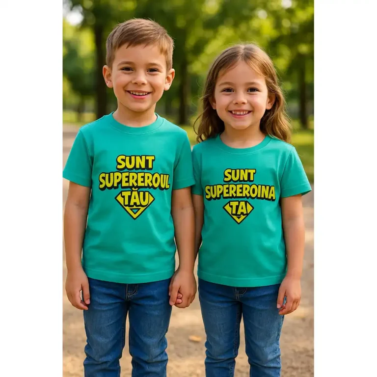 Băiat și fată purtând tricouri personalizate verde smarald cu mesaje „Sunt supereroul tău” și „Sunt supereroina ta”, fundal parc natural