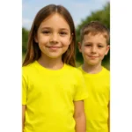 Tricou copii personalizat galben lămâie iRealPrint – portret apropiat cu fată și băiat, fundal natural verde, culoare galben intens, expresii vesele și energie pozitivă.