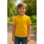 Tricou copii personalizat galben iRealPrint – băiat purtând tricou galben simplu, fundal natural verde, design curat, culoare intensă și vizibilitate maximă.
