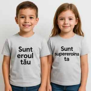 Tricou copii personalizat gri deschis iRealPrint – băiat și fată purtând mesaje Sunt eroul tău și Sunt supereroina ta, fundal alb, expresii zâmbitoare, design clar, personalizare contrastantă și stil echilibrat.