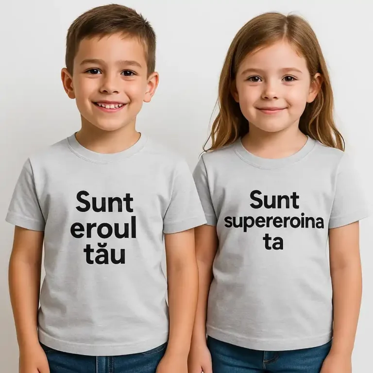 Tricou copii personalizat gri deschis iRealPrint – băiat și fată purtând mesaje Sunt eroul tău și Sunt supereroina ta, fundal alb, expresii zâmbitoare, design clar, personalizare contrastantă și stil echilibrat.