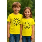 Tricou copii personalizat galben lămâie iRealPrint – băiat și fată purtând tricouri cu imprimeu soare zâmbitor, fundal natural verde, culoare galben intens, design jucăuș și vizibil.