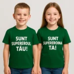 Băiat și fată purtând tricouri personalizate verde mediu cu mesaje „Sunt supereroul tău” și „Sunt supereroina ta”, fundal alb studio