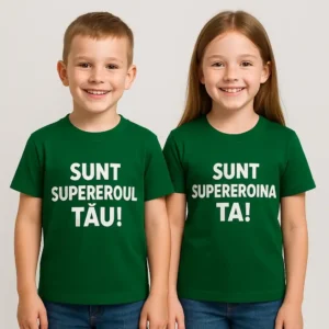 Băiat și fată purtând tricouri personalizate verde mediu cu mesaje „Sunt supereroul tău” și „Sunt supereroina ta”, fundal alb studio