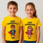 Tricou copii personalizat galben iRealPrint – băiat și fată purtând tricouri cu mesaje Sunt supereroul tău și Sunt supereroina ta, fundal alb, culoare galben solar, design cu supereroi plin de energie și veselie.