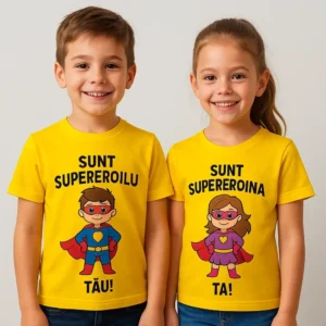 Tricou copii personalizat galben iRealPrint – băiat și fată purtând tricouri cu mesaje Sunt supereroul tău și Sunt supereroina ta, fundal alb, culoare galben solar, design cu supereroi plin de energie și veselie.