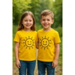 Tricou copii personalizat galben iRealPrint – băiat și fată purtând tricouri cu imprimeu soare zâmbitor, fundal natural verde, culoare galben intens, energie pozitivă și veselie autentică.