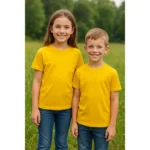 Tricou copii personalizat galben iRealPrint – băiat și fată purtând tricouri galbene simple, fundal natural verde, culoare solară intensă, stil vesel și autentic.
