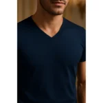 Detaliu tricou bărbați albastru navy cu anchior în V, evidențiere croială elegantă și material premium