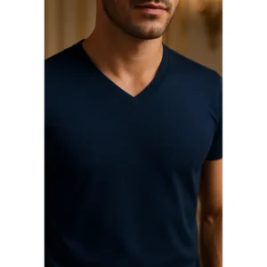 Detaliu tricou bărbați albastru navy cu anchior în V, evidențiere croială elegantă și material premium