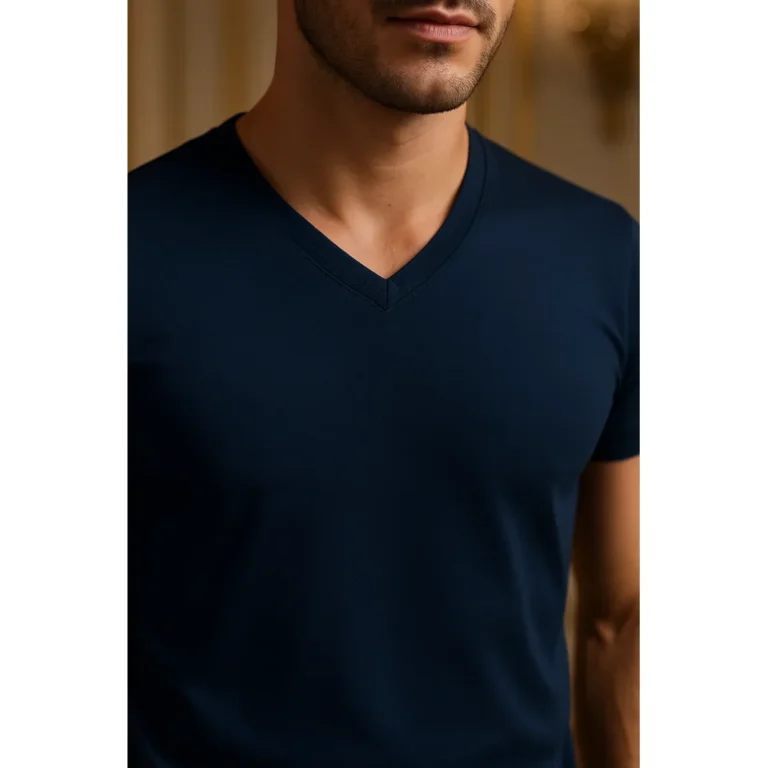 Detaliu tricou bărbați albastru navy cu anchior în V, evidențiere croială elegantă și material premium
