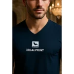 Tricou navy cu anchior în V personalizat, focus pe logo aplicat prin transfer termic clar și precis