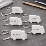 Set brelocuri camion albe personalizabile cu ruletă, produse promoționale pentru companii de transport și branding B2B